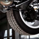 Andar con los amortiguadores de un carro dañados representa una serie de riesgos para la seguridad y la comodidad de la conducción.