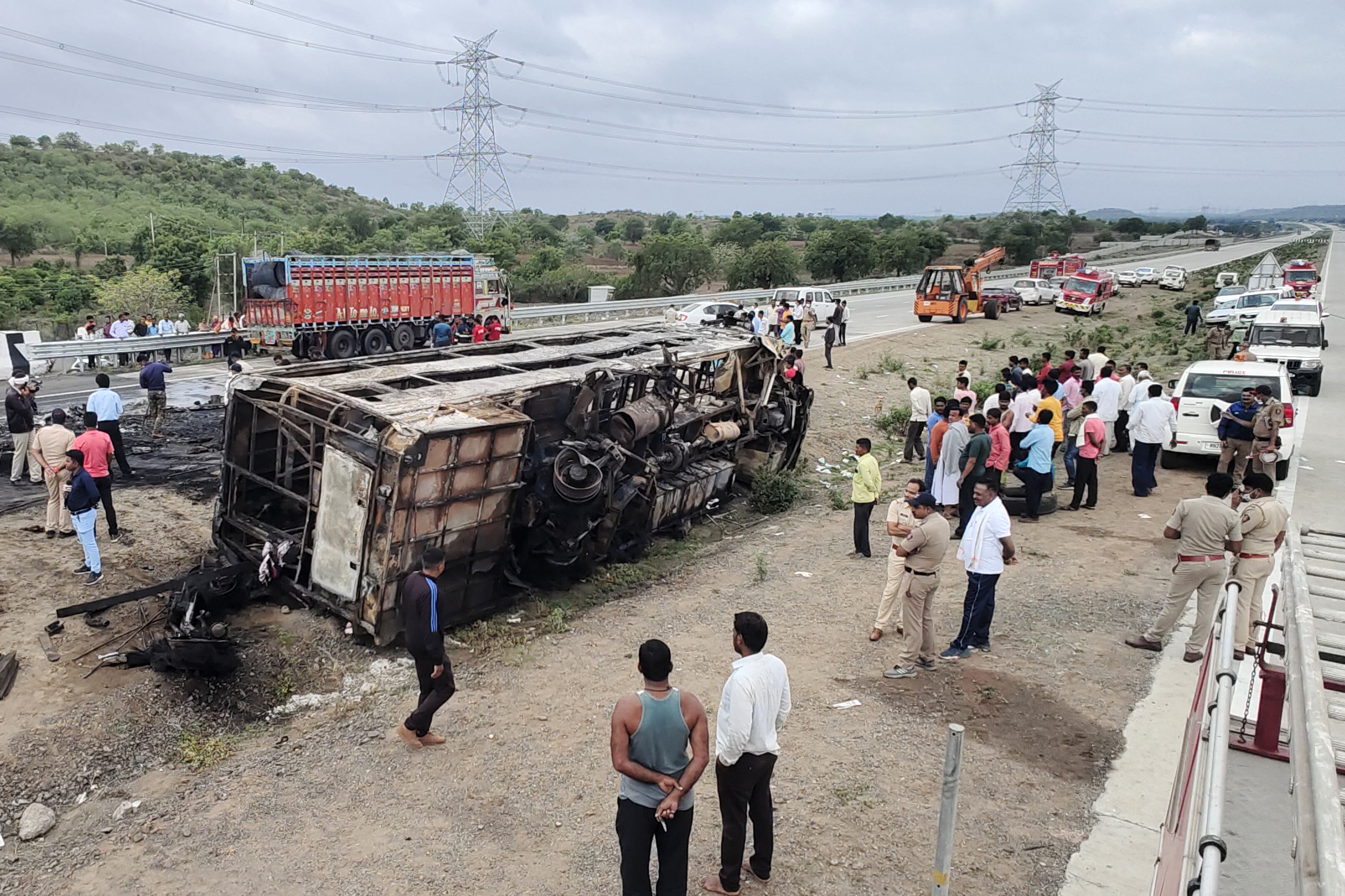 Al menos 25 personas murieron y otras ocho resultaron heridas en India después de que un autobús se incendió este sábado en una carretera en el estado de Maharastra, en el oeste del país, informó la policía. (Photo by Gajanan MEHETRE / AFP)