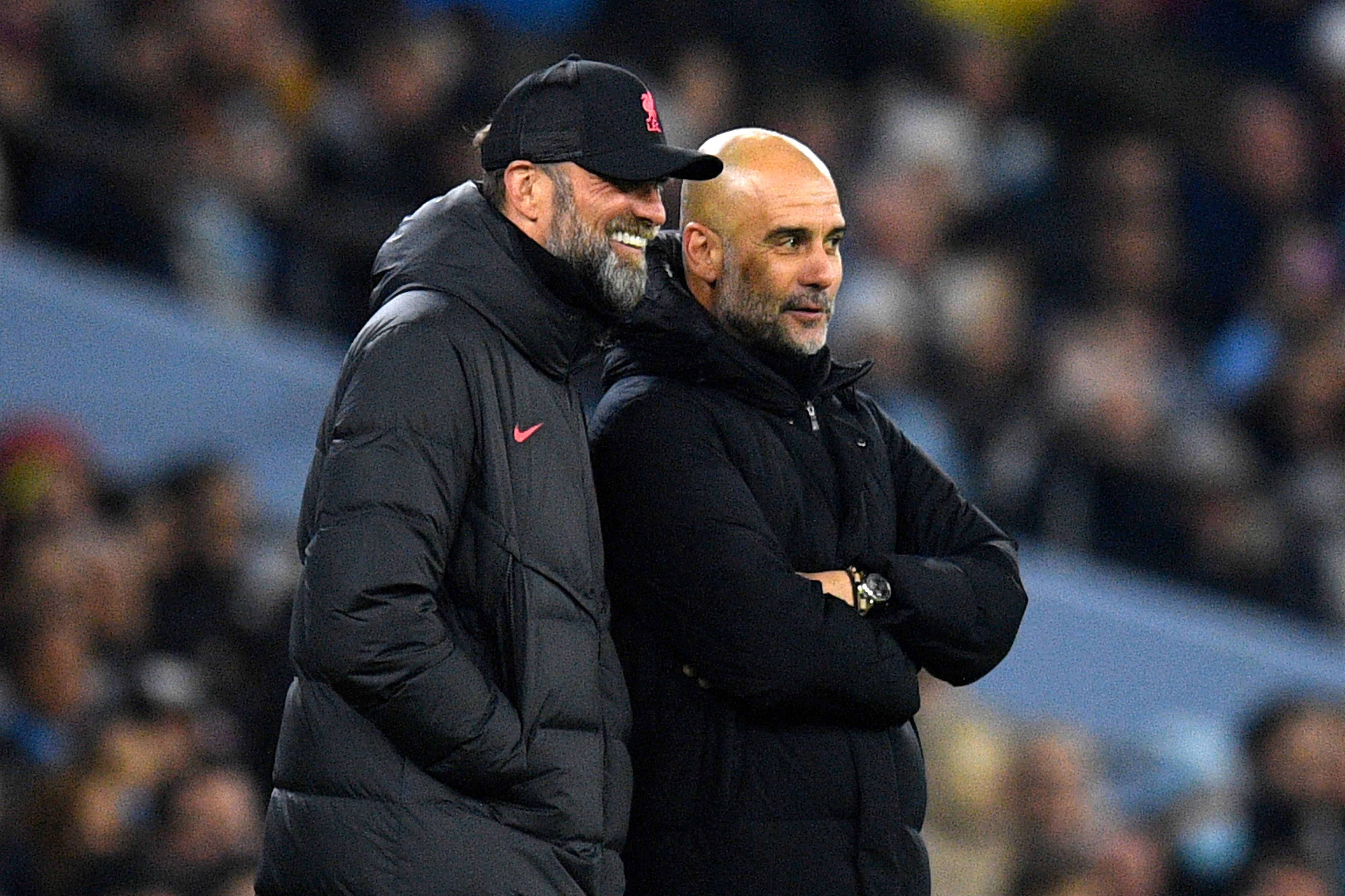 El técnico alemán del Liverpool, Jurgen Klopp (i), y el técnico español del Manchester City, Pep Guardiola, reaccionan durante el partido de fútbol de cuarta ronda de la Copa de la Liga inglesa entre Manchester City y Liverpool, en el estadio Etihad de Manchester el 22 de diciembre de 2022. (Foto de Oli SCARFF / AFP ).