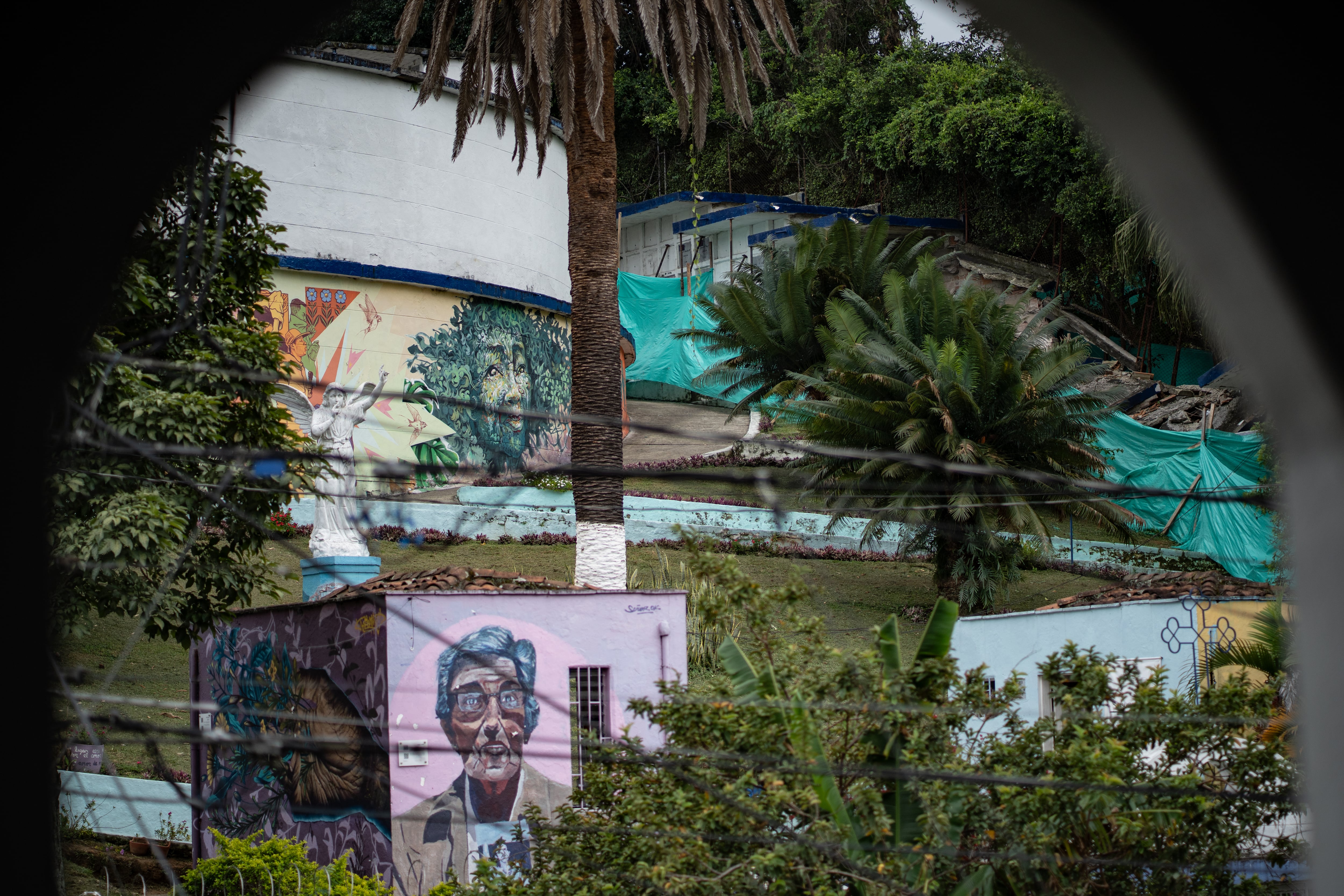 Tras el colapso de un pabellón en el cementerio de La América, en la comuna 13 de Medellín, 61 restos humanos quedaron debajo de los escombros.