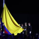 Bandera de Colombia siendo izada durante la clausura de los Juegos Panamericanos 2023