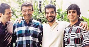 Fuad Char Abdala, junto a sus hijos Antonio, Arturo y Alex, en una foto de archivo familiar || Arturo Char: ¿Quienes son los Char?; familia del nuevo presidente del congreso