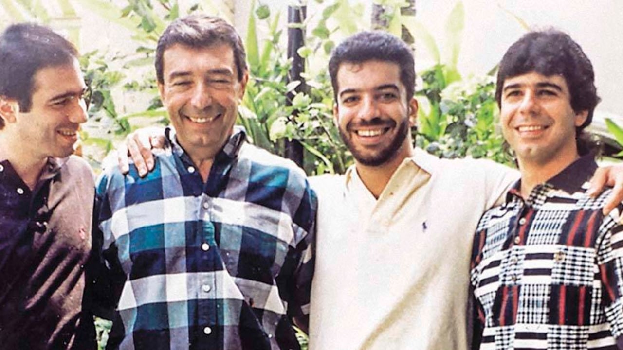 Fuad Char Abdala, junto a sus hijos Antonio, Arturo y Alex, en una foto de archivo familiar || Arturo Char: ¿Quienes son los Char?; familia del nuevo presidente del congreso