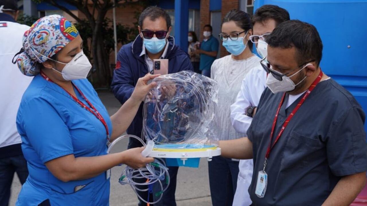 Bogotá adquiere cascos que evitan la intubación en pacientes graves por coronavirus