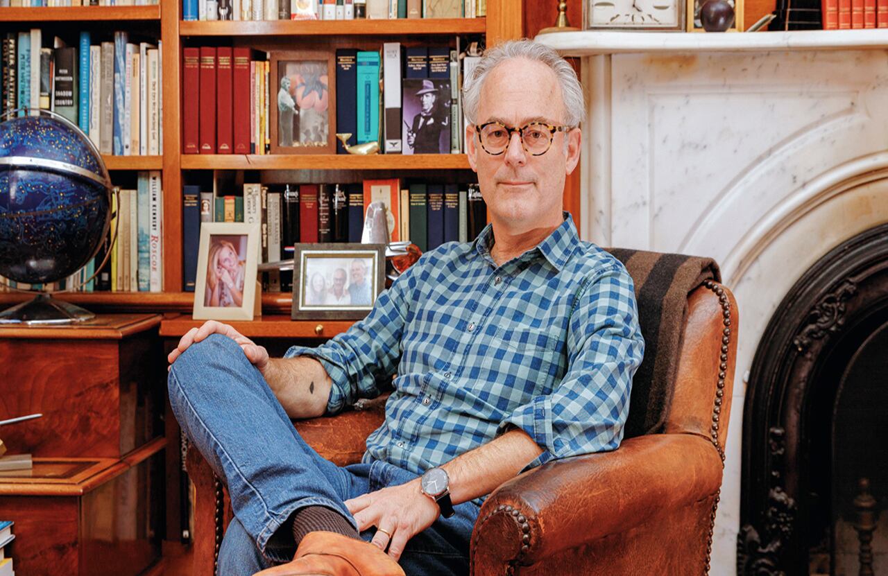 Nació en Boston en 1964 y vive en Nueva York, donde ubica varios relatos. Towles se hizo global siguiendo su propio método y ritmo.