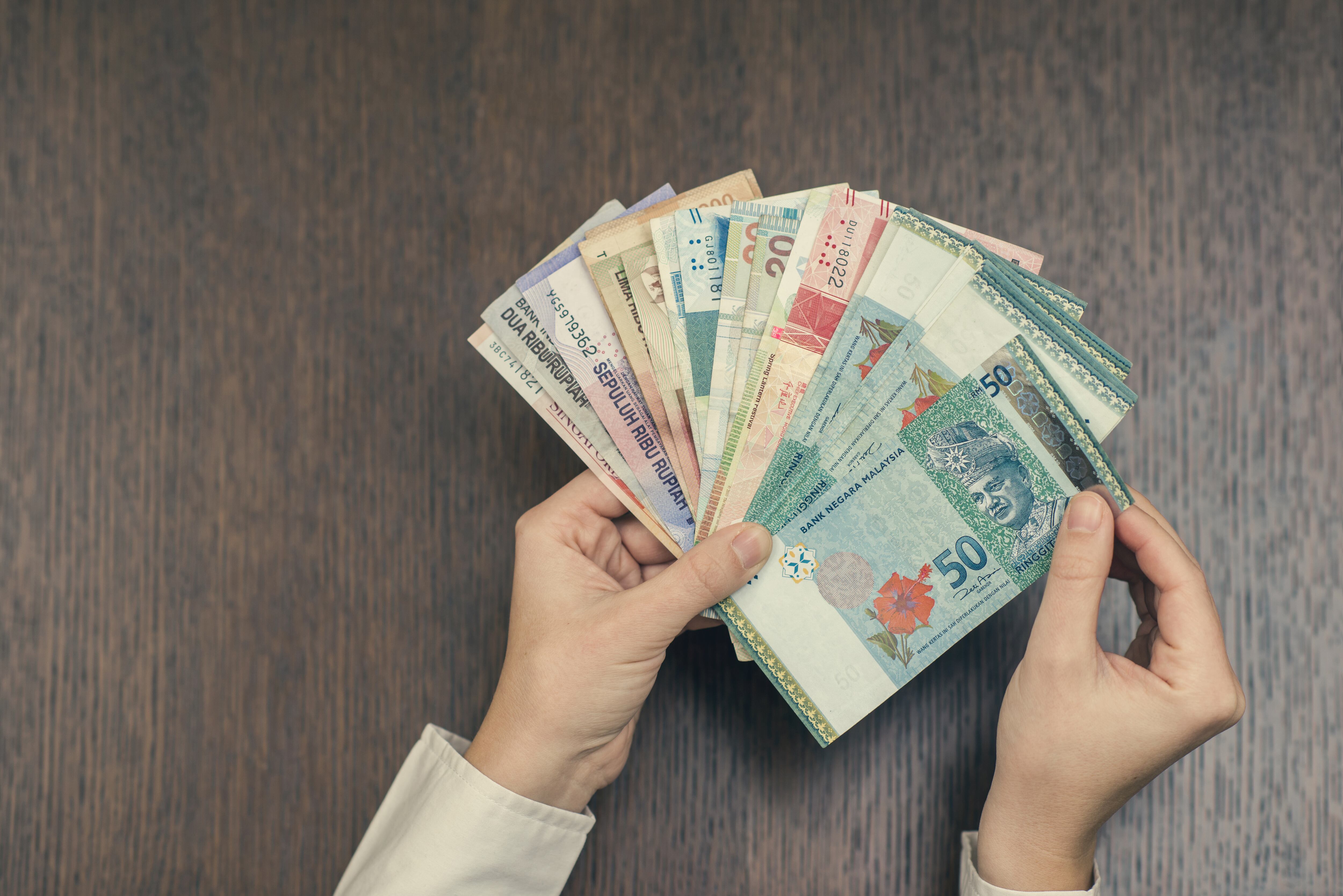 Las personas ordenan los billetes por varias razones, dependiendo de su personalidad, hábitos, o incluso creencias.