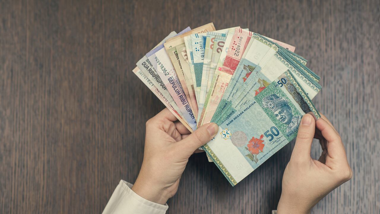 Las personas ordenan los billetes por varias razones, dependiendo de su personalidad, hábitos o incluso creencias.