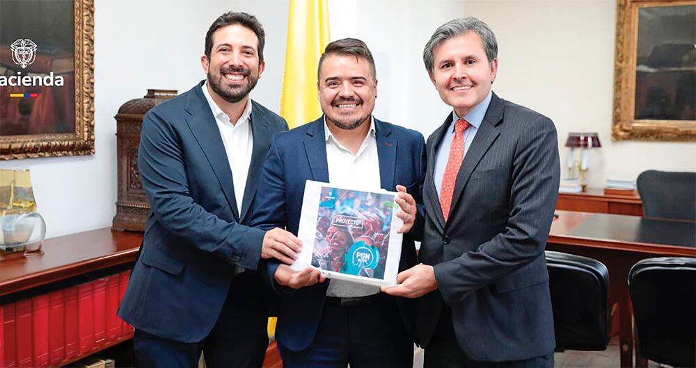 El viceministro de Hacienda, Diego Guevara; el director de Presupuesto, Jairo Bautista, y el director de Crédito Público, José Roberto Acosta, en la radicación del proyecto de presupuesto 2025.