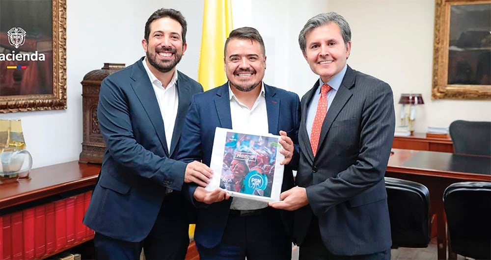 El viceministro de Hacienda, Diego Guevara; el director de Presupuesto, Jairo Bautista, y el director de Crédito Público, José Roberto Acosta, en la radicación del proyecto de presupuesto 2025.