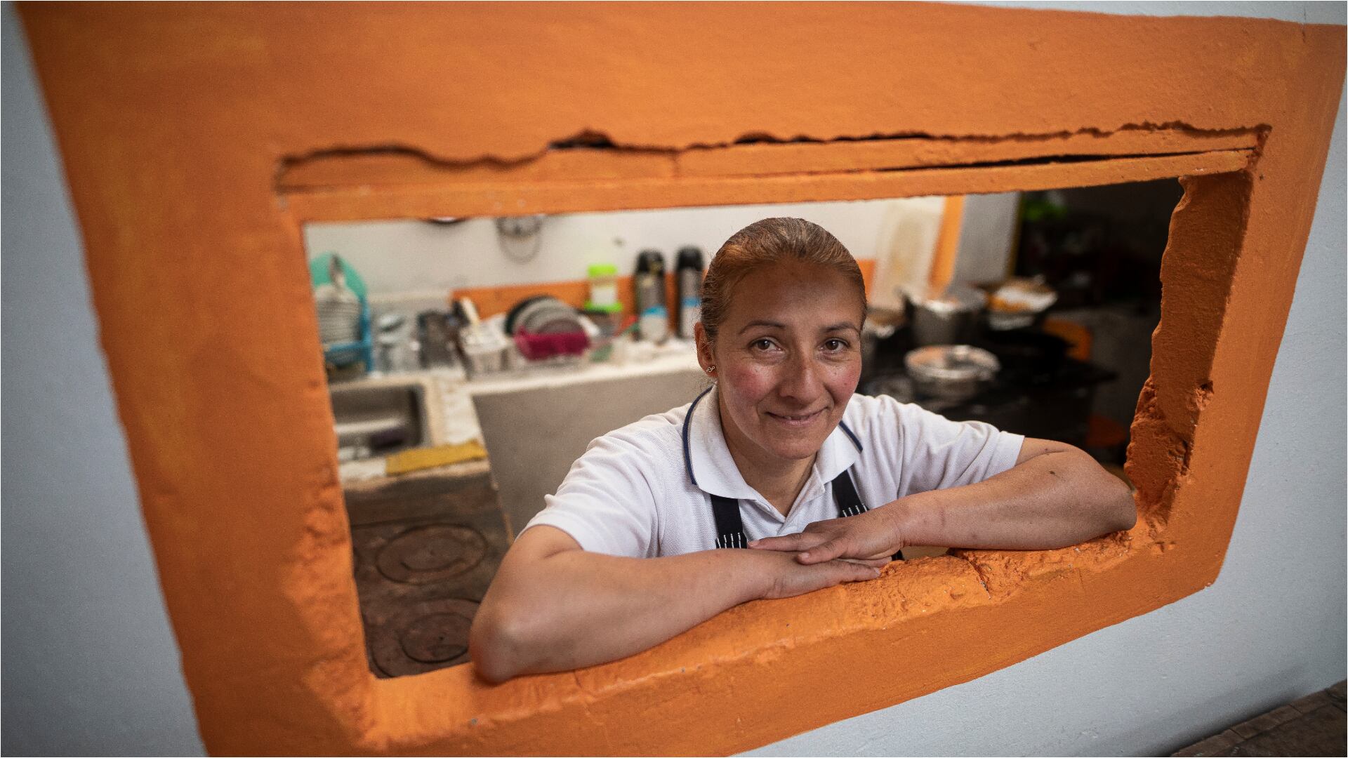 Amparo Parra Martínez, dueña del único restaurante de Mundo Nuevo, ahora recibe domicilios por WhatsApp.