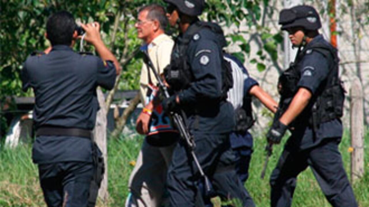 Rodrigo Granda salió de prisión este lunes por orden del presidente Álvaro Uribe. Según el jefe de Estado, el guerrillero será un vocero para buscar el acuerdo humanitario, pero ni él lo ha aceptado ni las Farc lo reconocen como tal.