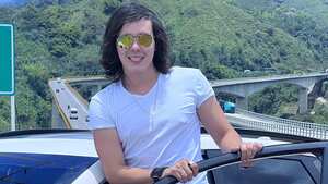 Alejandro León, imitador de Camilo Sesto, adquiere lujosa camioneta.