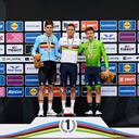 El medallista de plata Wout Van Aert de Bélgica, el medallista de oro Mathieu Van Der Poel de los Países Bajos, y el medallista de bronce Tadej Pogacar de Eslovenia, posan en el podio durante la ceremonia de entrega de medallas después de los 96º Campeonatos del Mundo de Ciclismo UCI Glasgow 2023, Carrera en Carretera Élite Masculina una carrera de un día de 271,1 km de Edimburgo a Glasgow / #UCIWT / el 06 de agosto 2023 en Glasgow, Escocia.