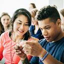 Portr una pulsera azul ayudaría a hacerle frente a las envidias.