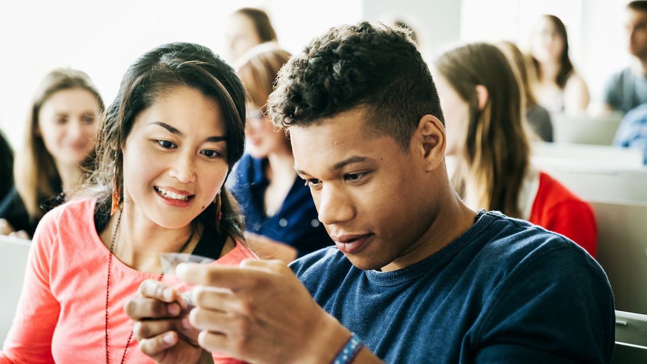 Portr una pulsera azul ayudaría a hacerle frente a las envidias.