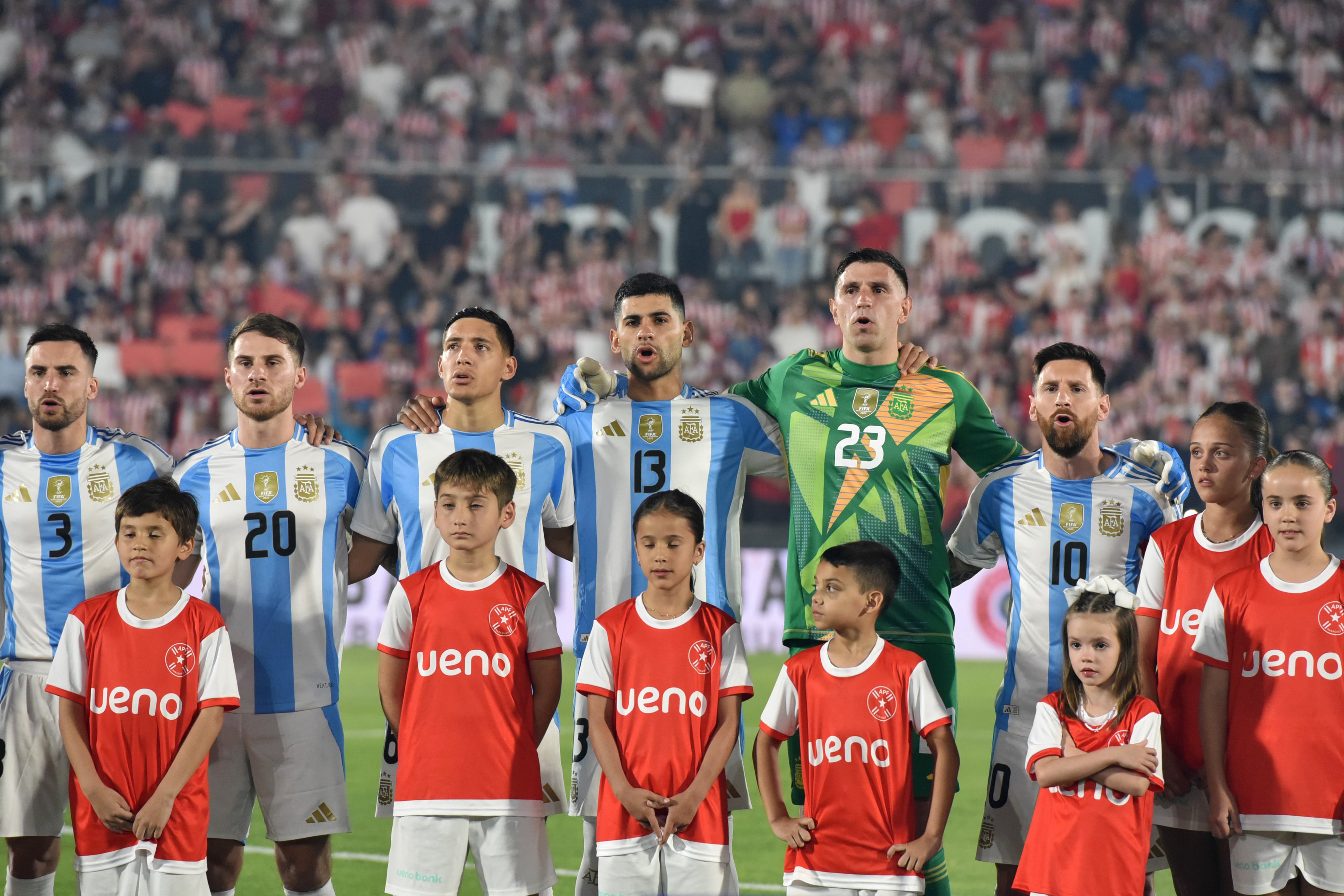 ASUNCION, PARAGUAY - NOVEMBER 14: Players of Argentina line up for the national anthem prior to the South American FIFA World Cup 2026 Qualifier match between Paraguay and Argentina at Estadio Defensores del Chaco on November 14, 2024 in Asuncion, Paraguay. (Photo by Christian Alvarenga/Getty Images)