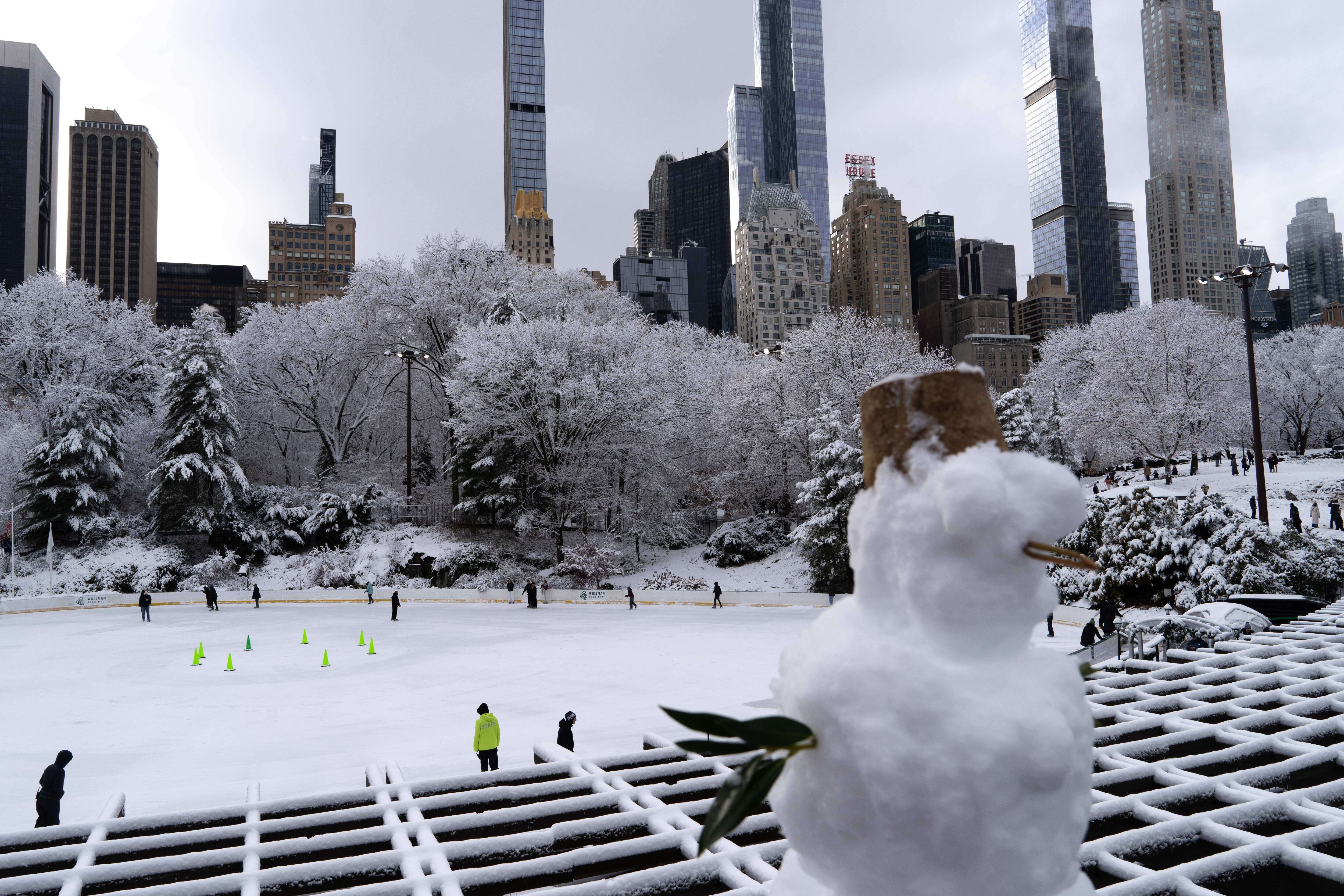 La gente patina sobre hielo en Wollman Rink en Central Park después de una nevada, el domingo 14 de diciembre de 2025, en Nueva York. (Foto AP/Adam Gray)