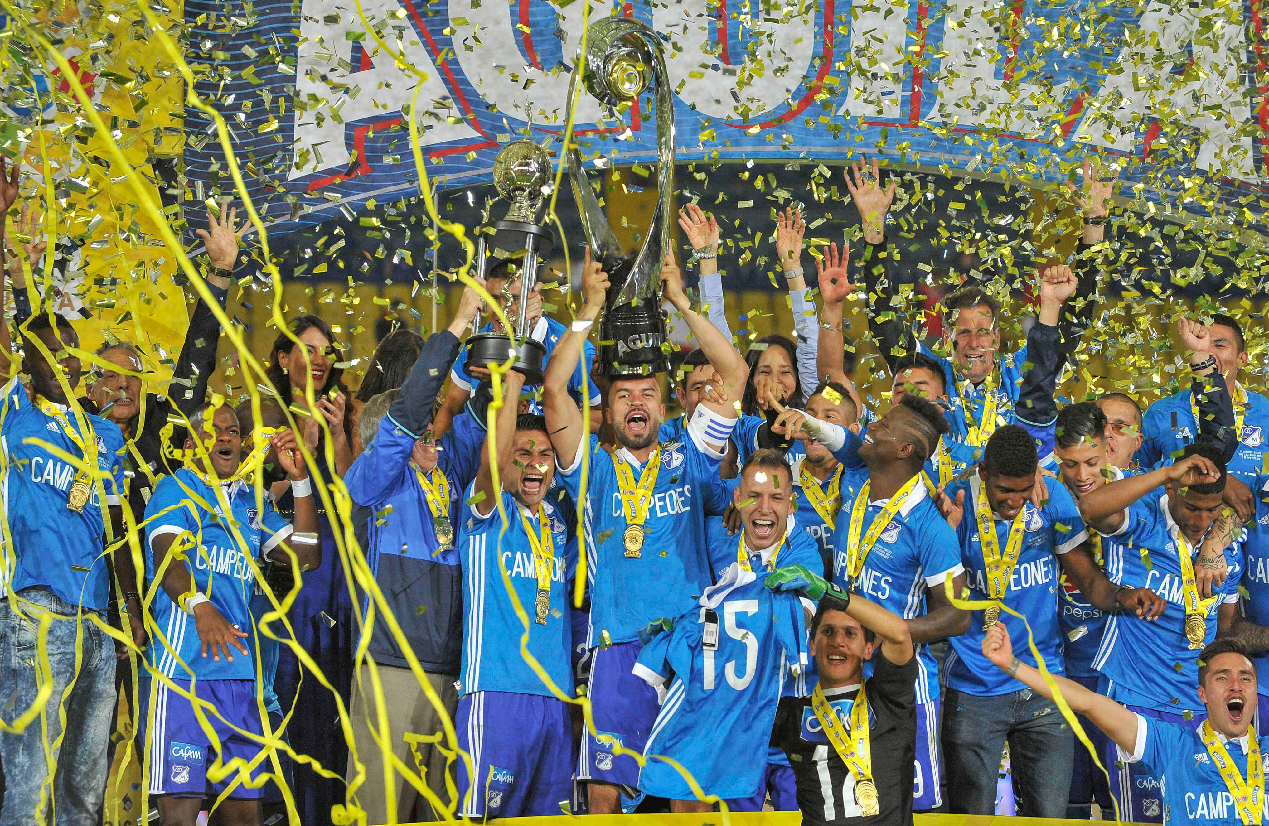 Jugadores de Millonarios levantan la Copa que los distingue como los campeones de la Liga Águila 2017-II, el domingo 17 de diciembre de 2017, en el estadio El Campín durante el partido de vuelta por la final de la Copa Águila 2017-II, en Bogotá. Foto: Carlos Julio Martínez / SEMANA
