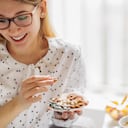Mujer comiendo almendras
