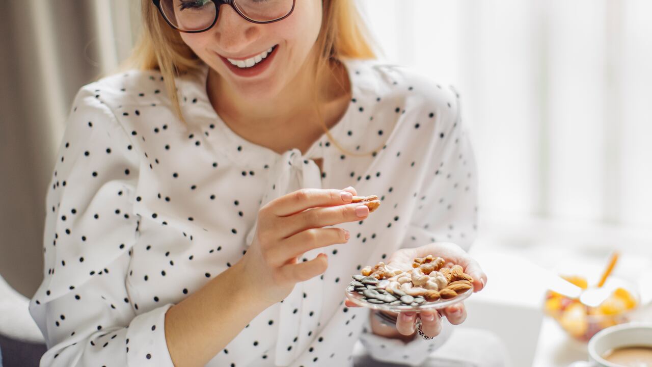 Mujer comiendo almendras