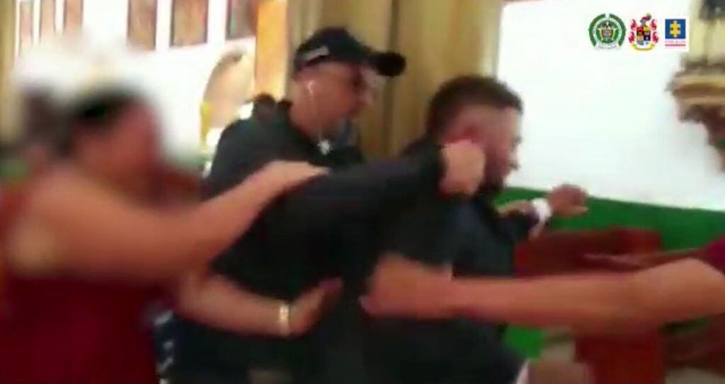 Alias Machete estaba apunto de contraer matrimonio y el CTI llegó a la iglesia para capturarlo. La familia opuso resistencia.