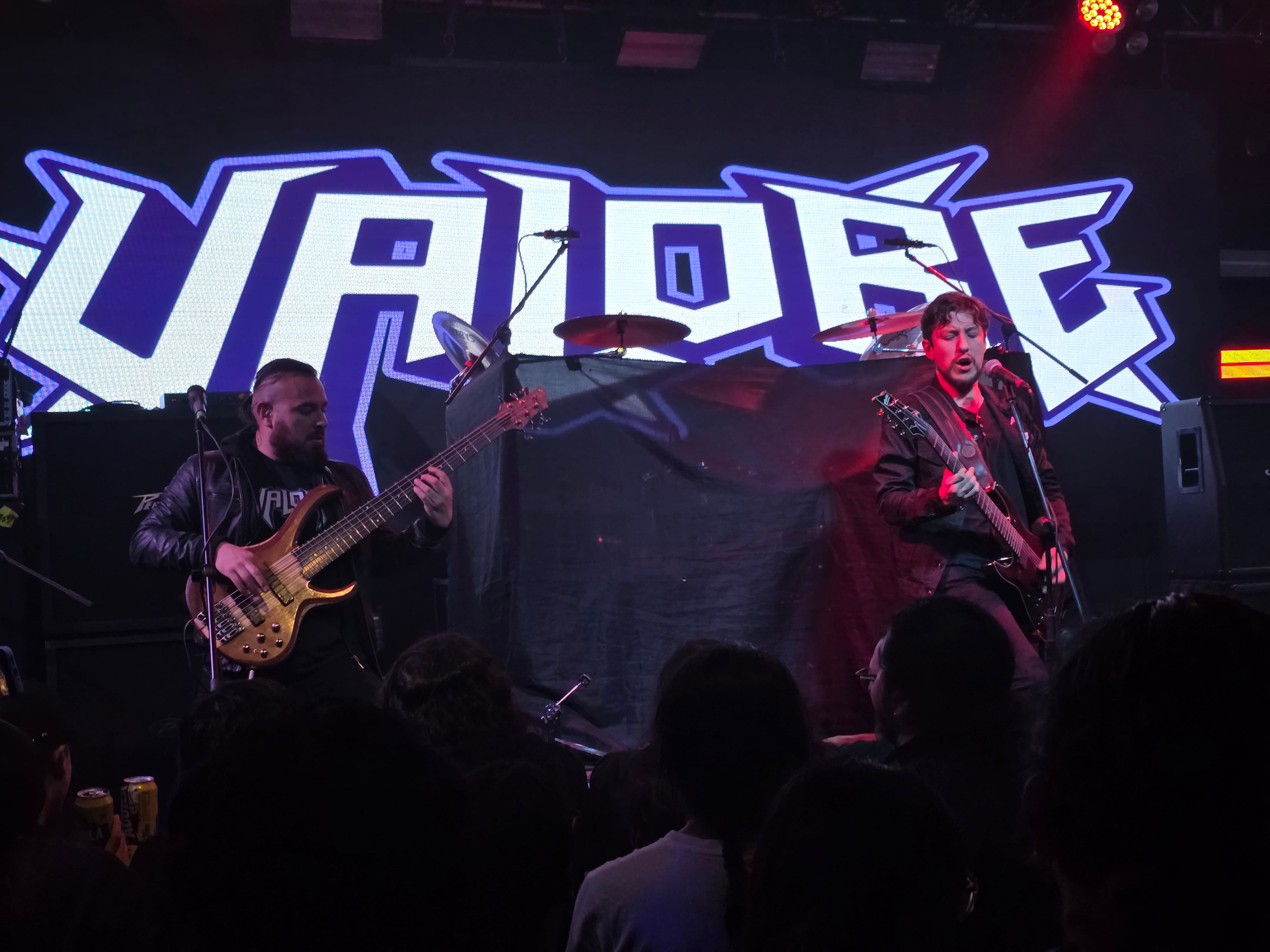 Valore suma a los hermanos Stiglich en las guitarras y a dos enormes músicos en el bajo y batería. Dejaron 45 minutos valiosos. Foto: Alejandro Pérez Echeverry
