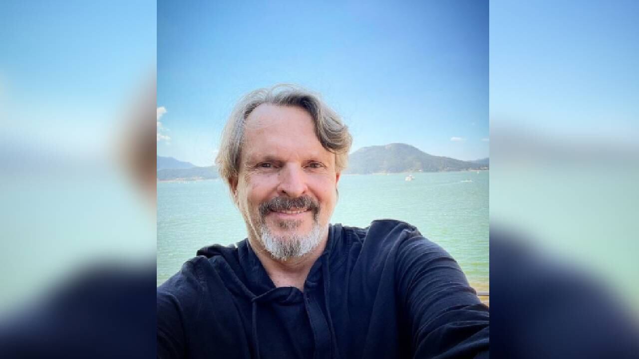 Miguel Bosé mantiene su postura antivacuna y pidió apagar los televisores para no escuchar más mentiras y manipulación sobre la covid-19. Foto: Instagram @miguelbose.