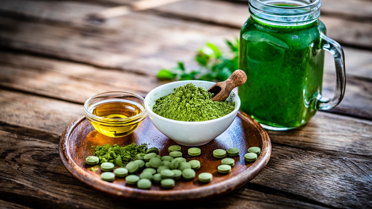 A la moringa se le atribuyen múltiples beneficios para la salud, ya que contiene un alto contenido de vitamina C, además es rico en vitaminas del grupo B, como tiamina (B1), riboflavina (B2), niacina (B3) y vitamina B6.