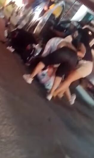 Las mujeres se agarraron del cabello en plena vía pública.