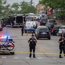 Los socorristas se llevan a las víctimas de la escena de un tiroteo masivo en un desfile del 4 de julio el 4 de julio de 2022 en Highland Park, Illinois.