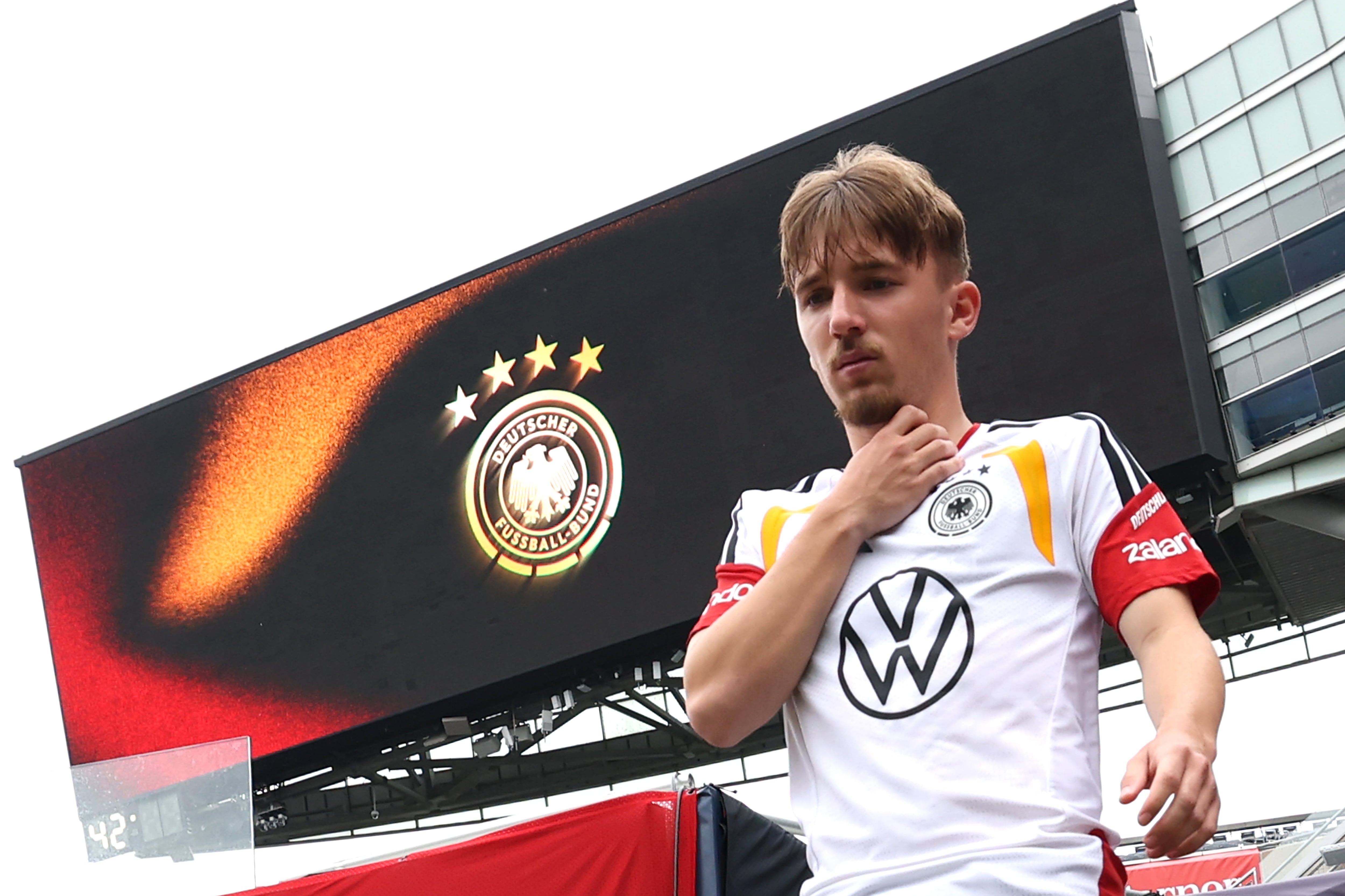 Lennart Karl, de la Selección de Alemania en la antesala a un entrenamiento para el Mundial 2026.