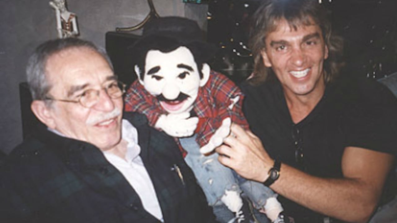 Gabriel García Márquez, el cómico Johnny Welch y su muñeco ventrílocuo.