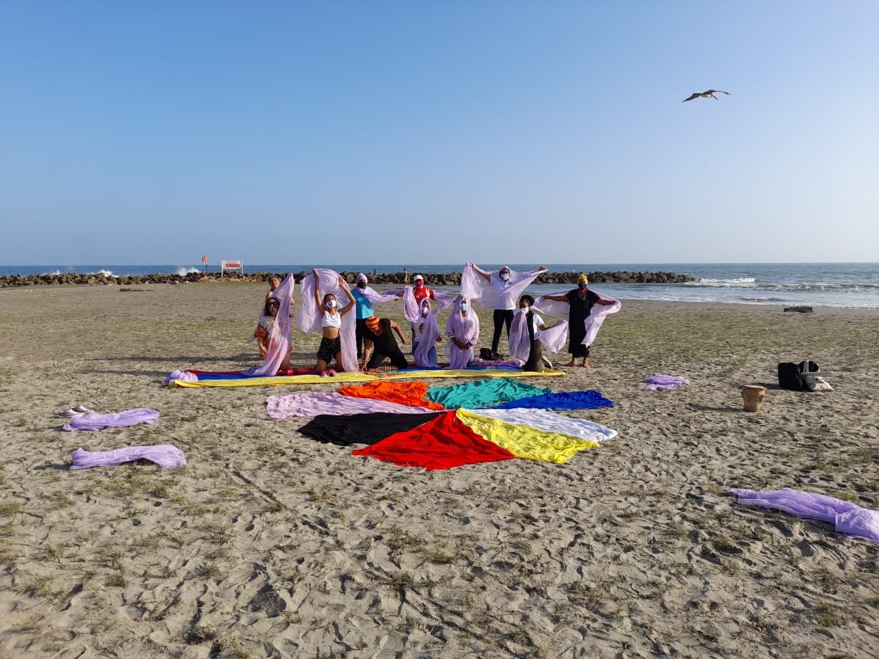 La Red de Mujeres del Caribe conmemoró el día de la afrocolombianidad con un agradecimiento al agua en las playas de Cartagena. La intervención tuvo el propósito de conectar con sus ancestros y agradecer por el sustento diario que les brinda el mar.