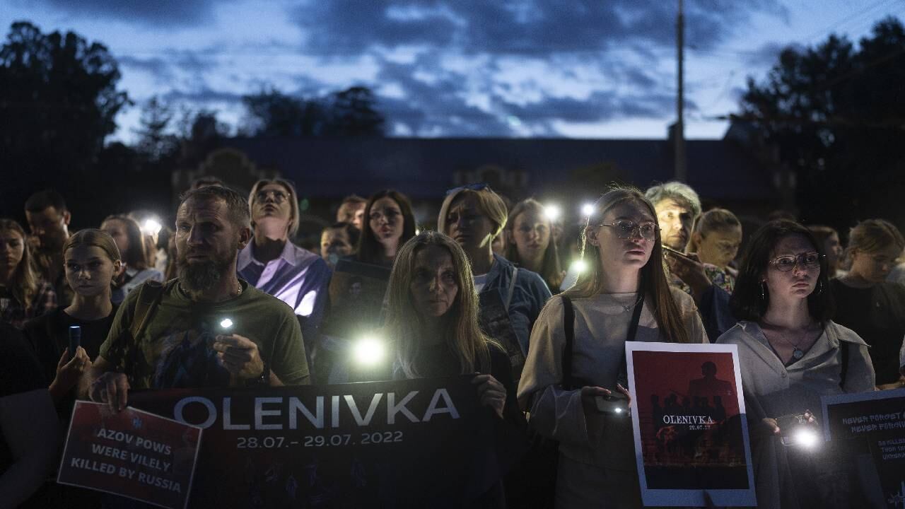 Conmemoración del primer aniversario del ataque a un edificio de la prisión en Olenivka, en el este de Ucrania, que mató a decenas de prisioneros militares.