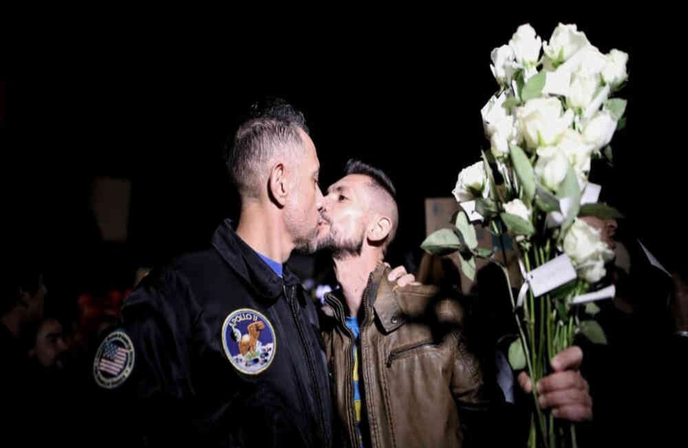 Los asistentes llegaron con flores blancas.