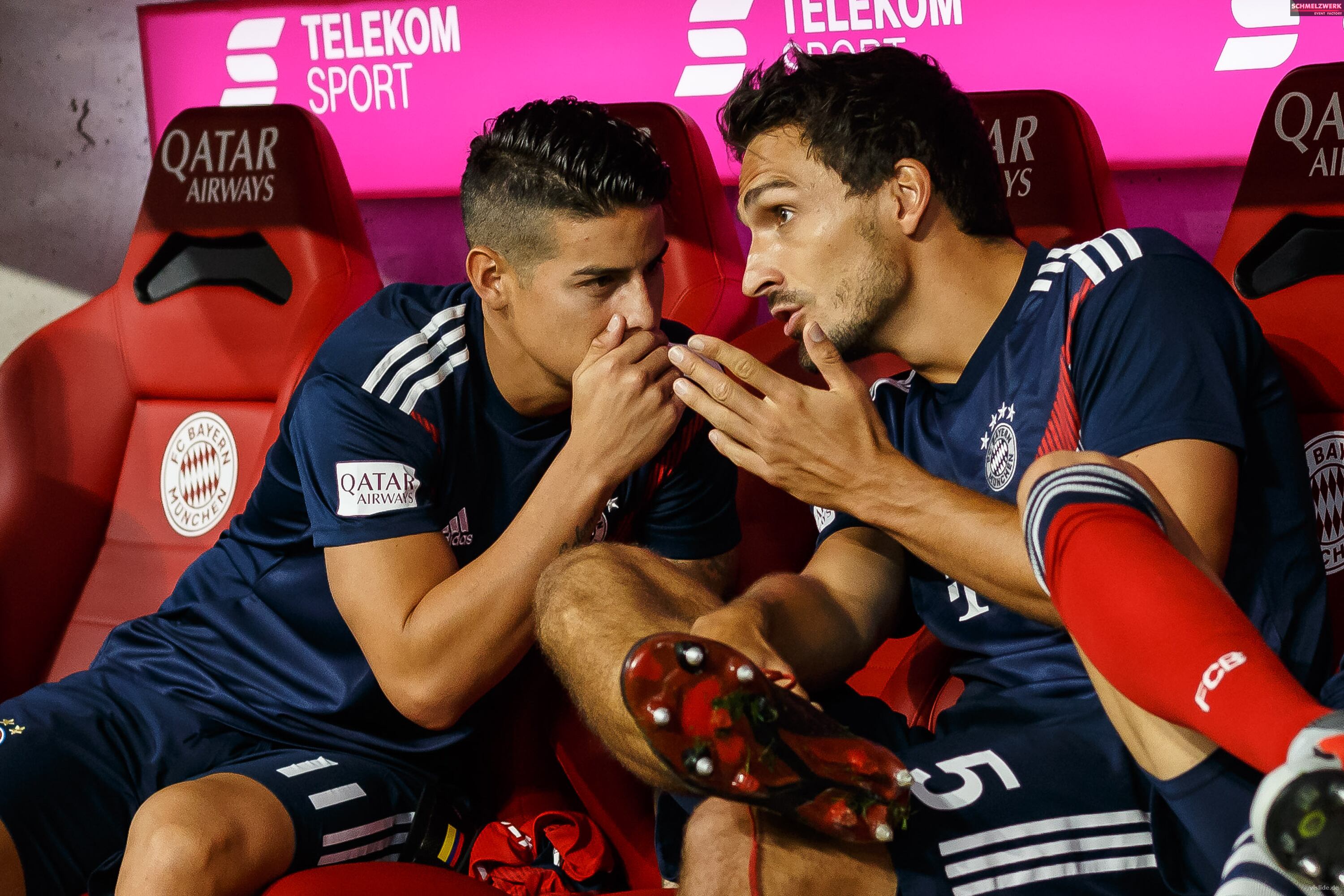 MUNICH, GERMANY - AUGUST 24: James Rodriguez of Bayern Muenchen speaks with Mats Hummels of Bayern Muenchen prior to the Bundesliga match between FC Bayern Muenchen and TSG 1899 Hoffenheim at Allianz Arena on August 24, 2018 in Munich, Germany. (Photo by TF-Images/Getty Images)
