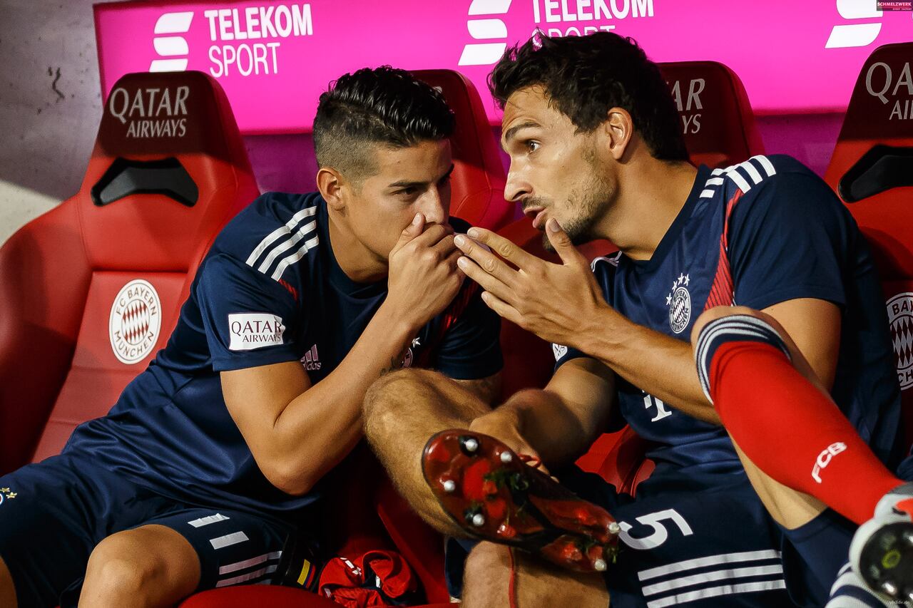 MUNICH, GERMANY - AUGUST 24: James Rodriguez of Bayern Muenchen speaks with Mats Hummels of Bayern Muenchen prior to the Bundesliga match between FC Bayern Muenchen and TSG 1899 Hoffenheim at Allianz Arena on August 24, 2018 in Munich, Germany. (Photo by TF-Images/Getty Images)