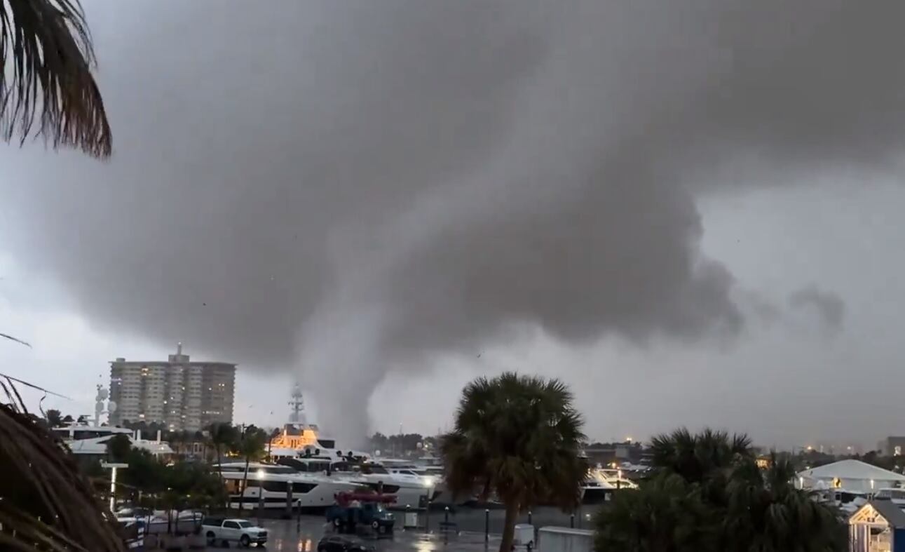 Tornado atravesando Fort Lauderdale, Florida