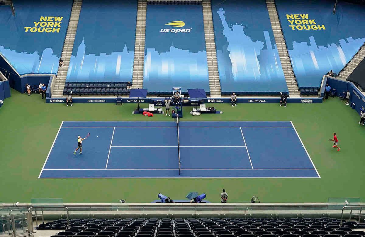 El tenista canadiense Denis Shapovalov, a la izquierda, devuelve un tiro a Sebastian Korda, de Estados Unidos, durante la primera ronda del US Open, el lunes 31 de agosto de 2020, en Nueva York. Foto: Frank Franklin II / AP