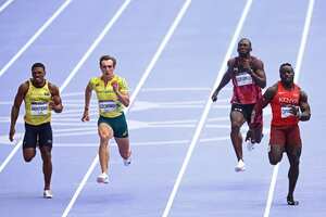 Jhonny Rentería disputando su serie de primera ronda en los 100 metros planos