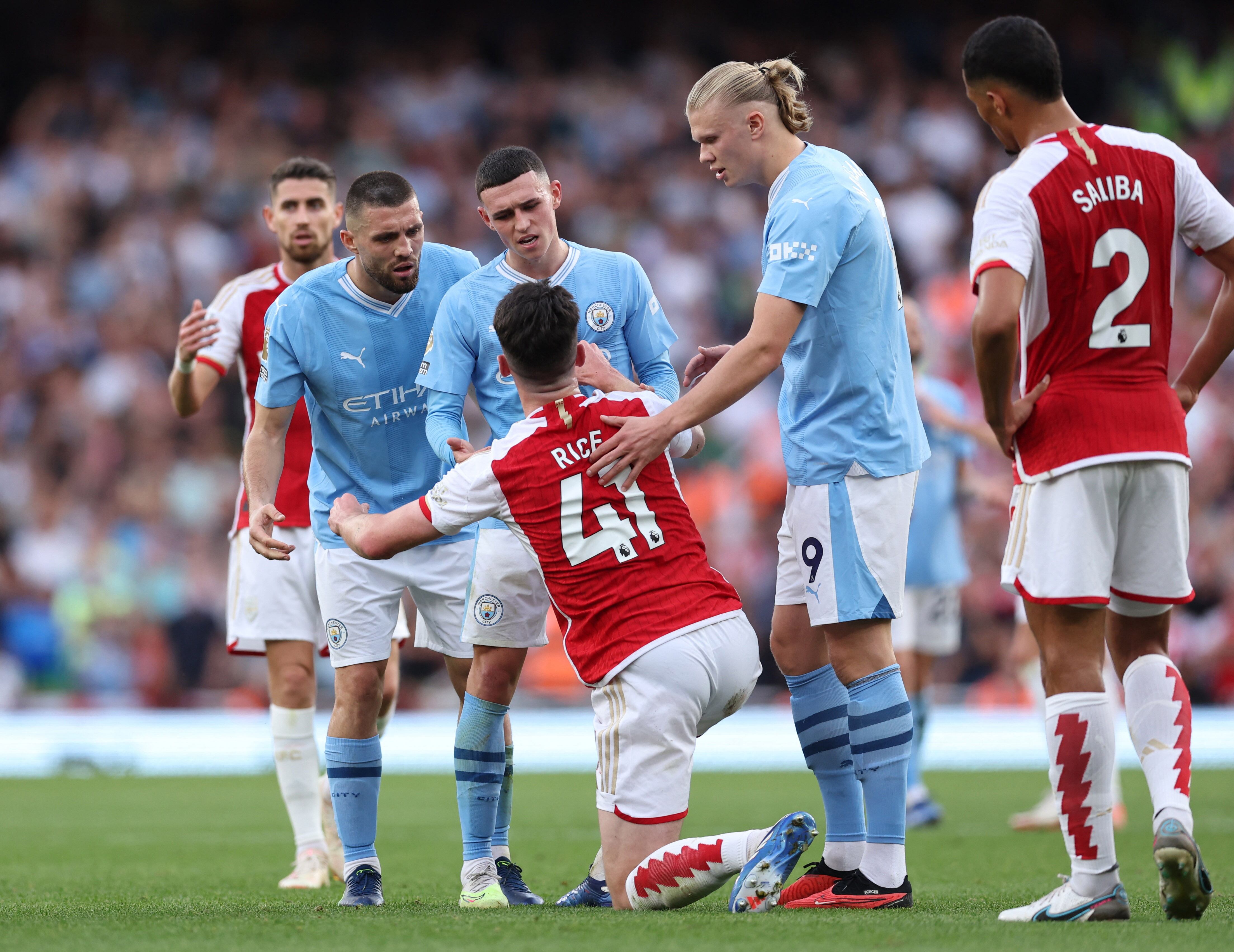 Mateo Kovacic le reclama a Declan Rice.