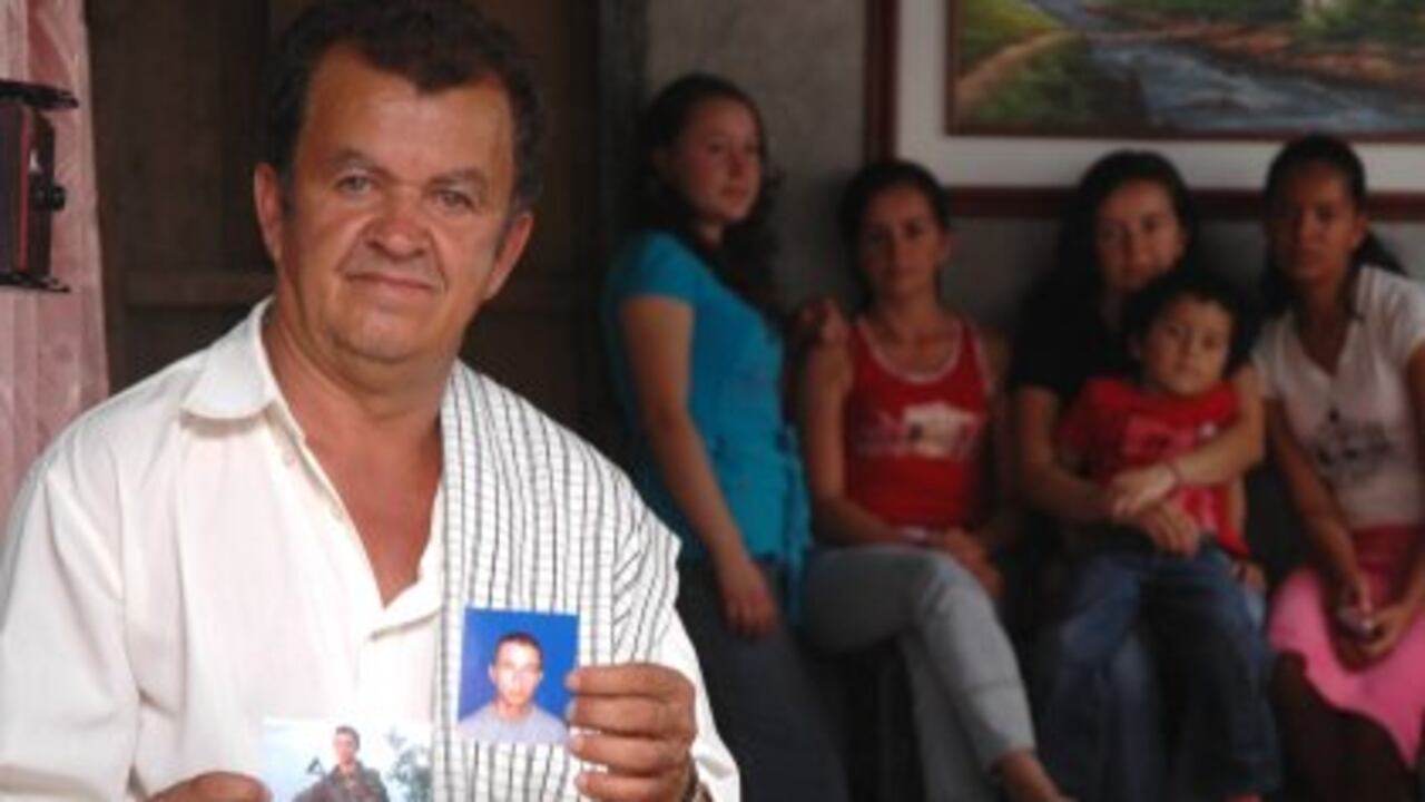 Luis Alberto Calvo sostiene la foto de su hijo Josué Daniel, un soldado profesional secuestrado por las Farc el pasado 20 de abril en el corregimiento El Encanto en el municipio de Vista Hermosa, Meta. (Foto: Luis Ángel Murcia- SEMANA)