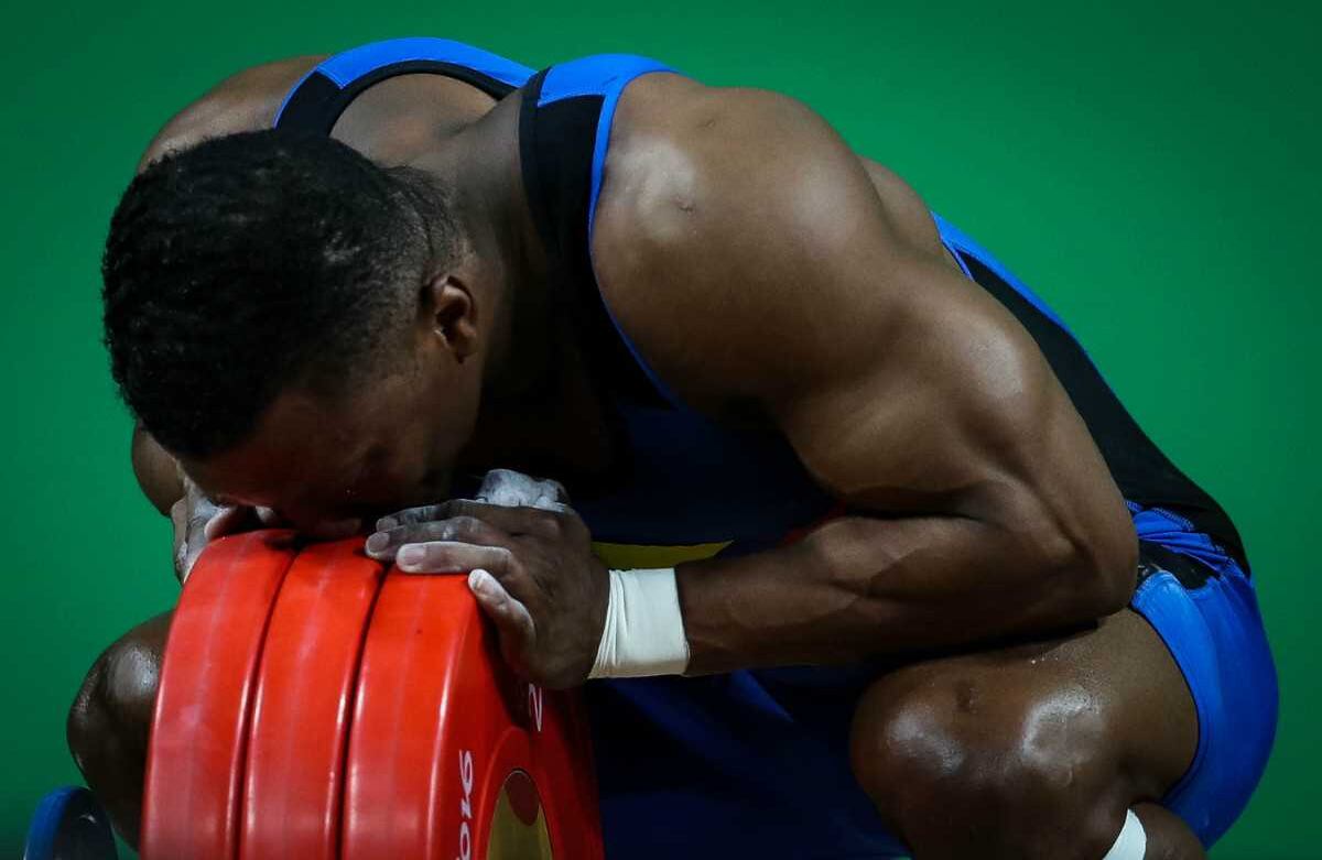 Un agradecimiento a esas pesas que le han dado la gloria. EFE/FERNANDO BIZERRA