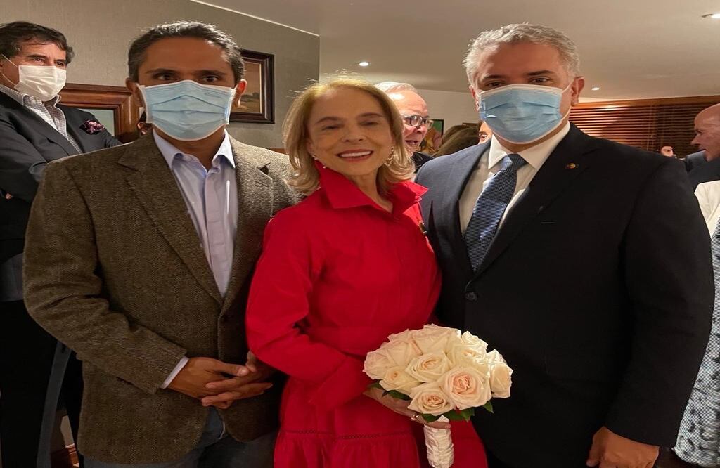 Andrés Duque Márquez, Juliana Márquez y el presidente Iván Duque, en la boda de esta el 23 de diciembre de 2021.