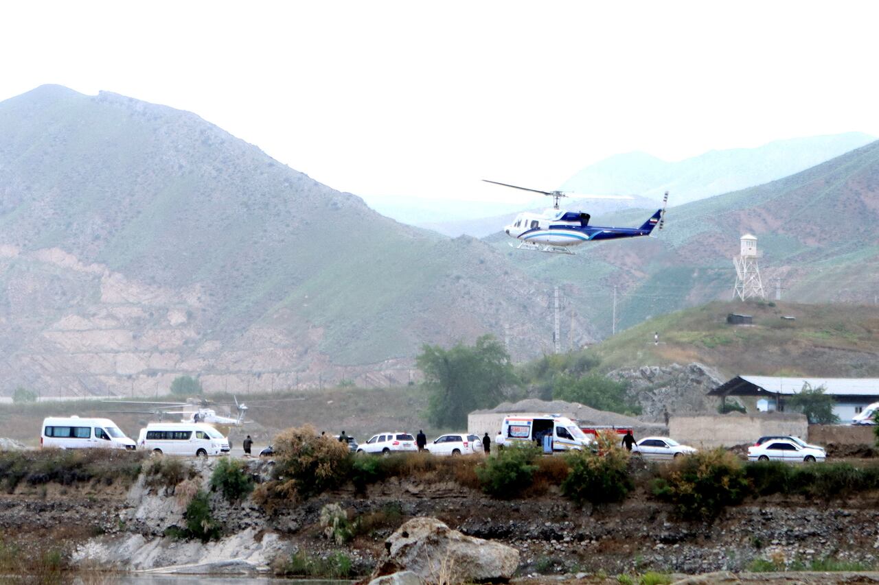 Un helicóptero que transportaba al presidente de Irán, Ebrahim Raisi, despega cerca de la frontera entre Irán y Azerbaiyán, el 19 de mayo de 2024. El helicóptero con Raisi a bordo se estrelló más tarde.