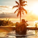 La planificación de una luna de miel puede ser un proceso abrumador, pero la inteligencia artificial ofrece soluciones gratuitas que simplifican la elección del destino, las actividades a realizar y la creación de ambientes románticos.