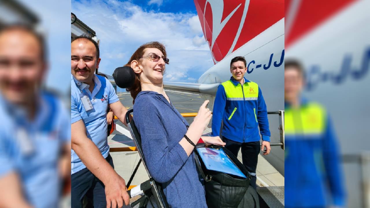 La mujer más alta del mundo viaja en avión por primera vez.