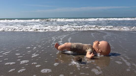 El pasado sábado unos 27 migrantes murieron o se hallan desaparecidos tras el naufragio de dos buques cerca de las costas de Túnez, indicó un portavoz judicial del país norafricano, donde en las últimas semanas se señalaron varias tragedias similares.