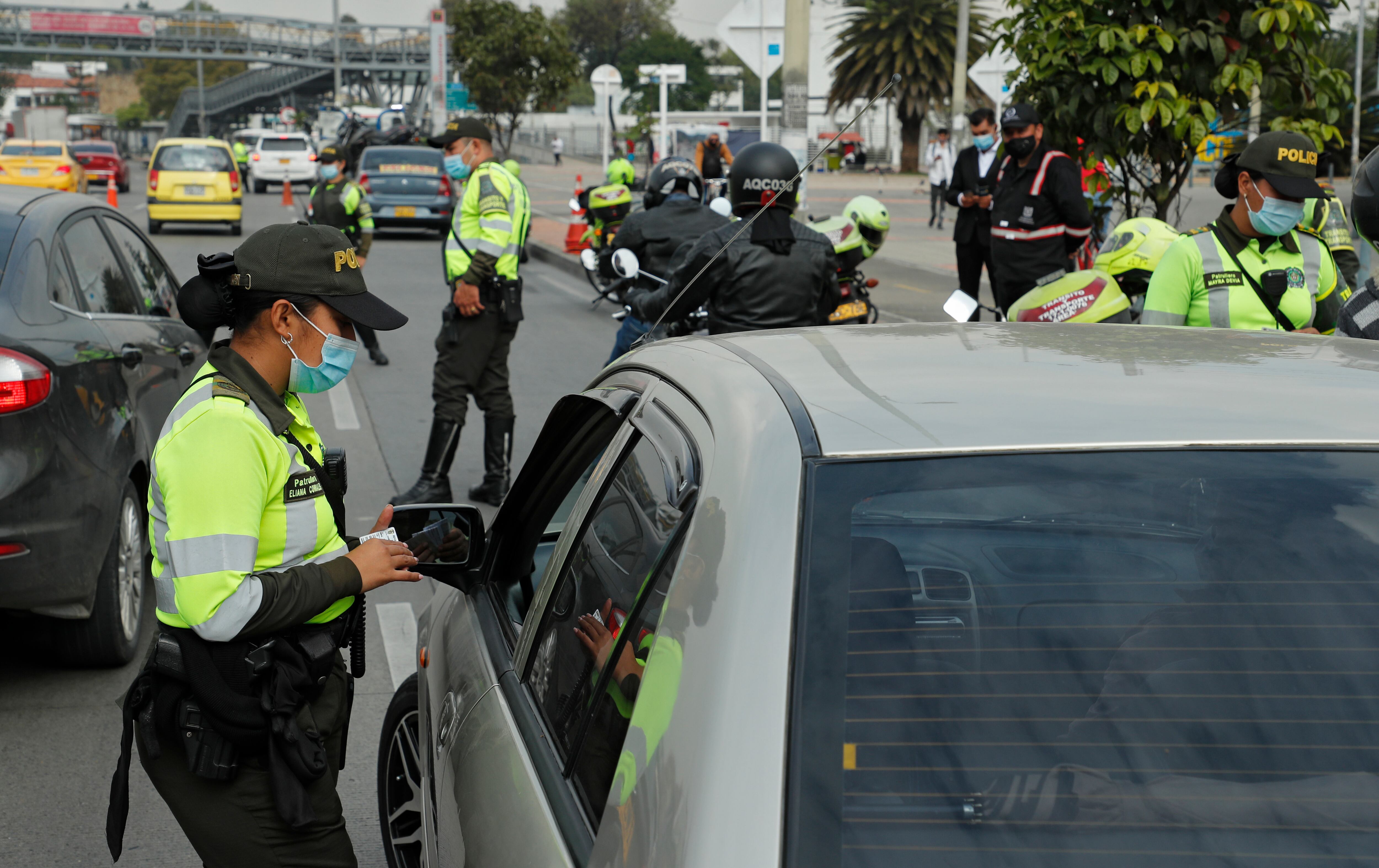 Movilidad en Bogotá en la primera semana de pico y placa todo el dia puesto de control policia de transito
Bogotá enero 12 del 2022
Foto Guillermo Torres Reina