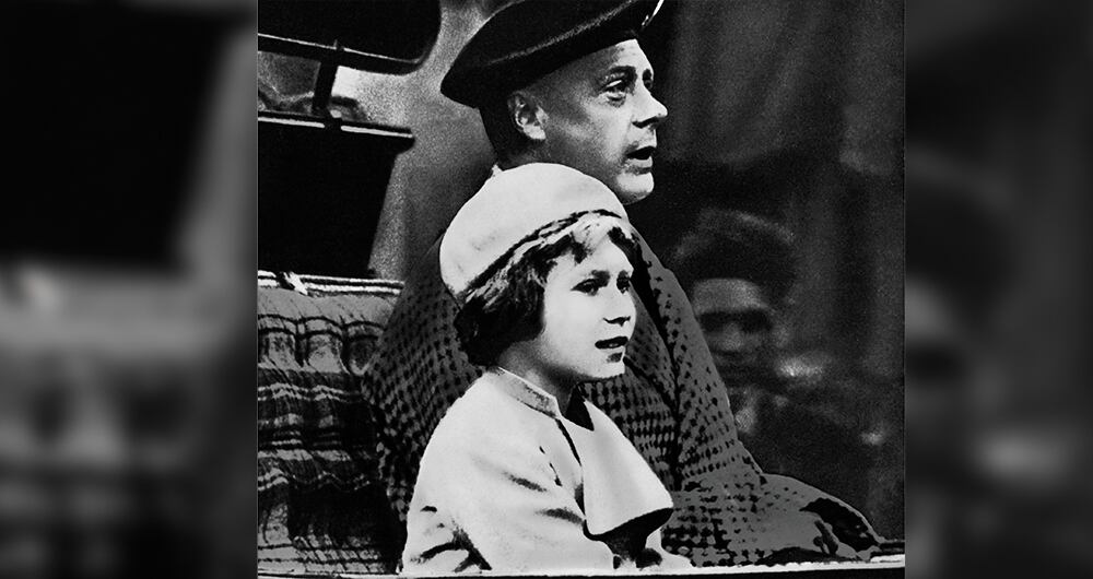  La princesita Isabel II con su tío Eduardo VIII, cuya abdicación puso a su padre en el trono y a ella como heredera. 